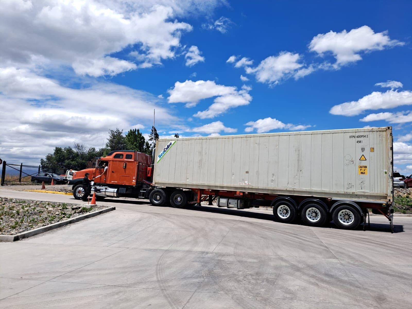 Camión con contenedor refrigerado de exportación bajo cielo despejado